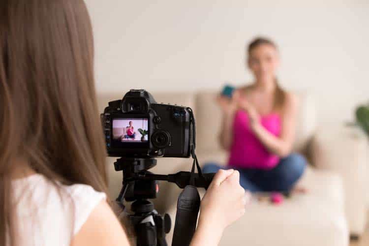 girl-doing-video-product-review girl doing video product review