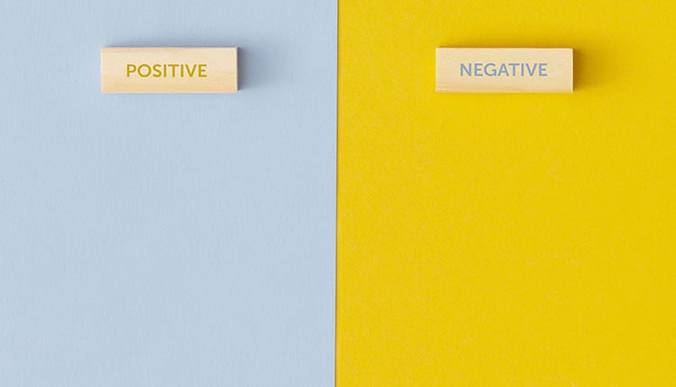 The words positive and negative on wooden blocks